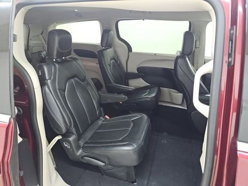 Used 2023 Chrysler Pacifica Touring-L FWD image 18