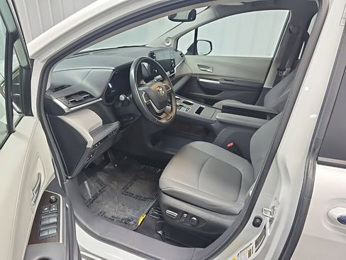 Used 2024 Toyota Sienna XLE image 29