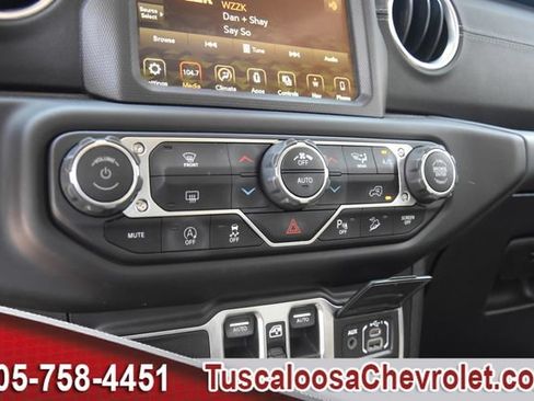 Used 2018 Jeep Wrangler Unlimited Sahara AWD/4WD image 35