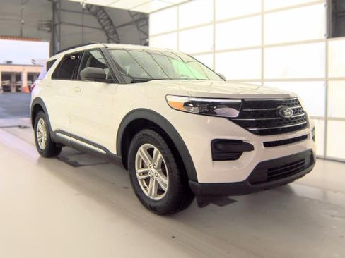 Used 2023 Ford Explorer XLT AWD/4WD image 2