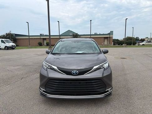Certified 2023 Toyota Sienna XLE FWD image 11