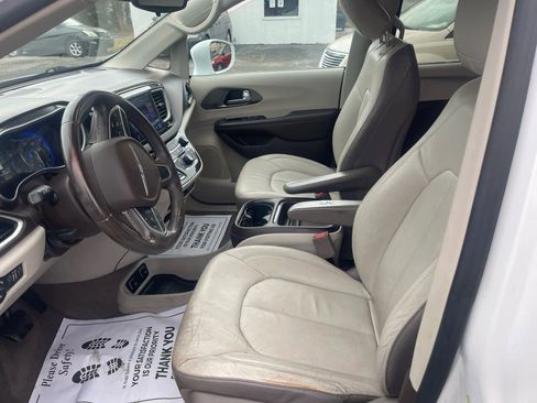 Used 2017 Chrysler Pacifica Touring-L w/ Tire & Wheel Group image 13