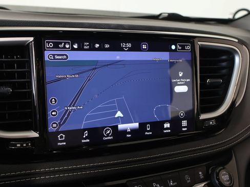 Used 2024 Chrysler Pacifica Touring-L w/ Uconnect Theater Family Group FWD image 7