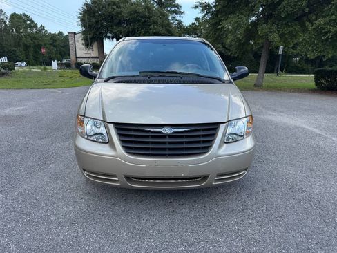 Used 2005 Chrysler Town & Country FWD image 25
