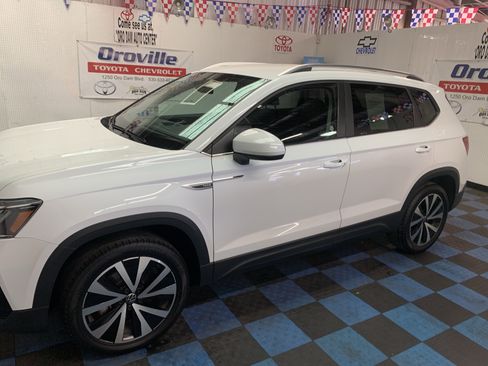 Used 2024 Volkswagen Taos SE image 23