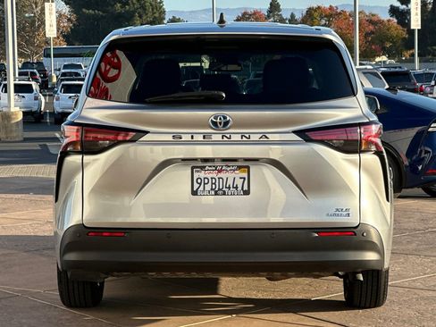 Used 2022 Toyota Sienna XLE image 6