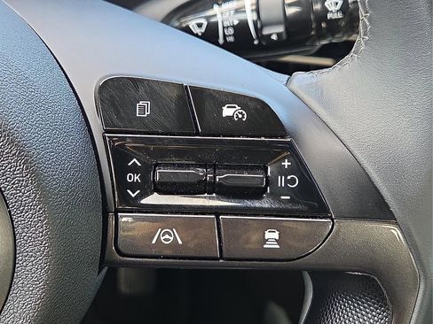 Used 2025 Hyundai Elantra Limited w/ Cargo Package FWD image 18