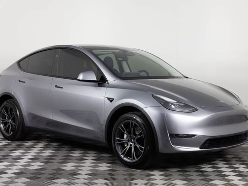 Used 2025 Tesla Model Y Long Range RWD image 11