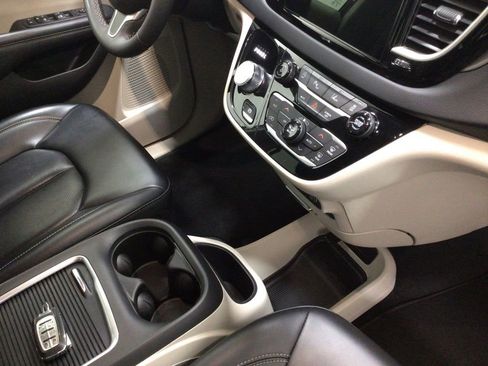 Used 2023 Chrysler Pacifica Touring-L FWD image 37