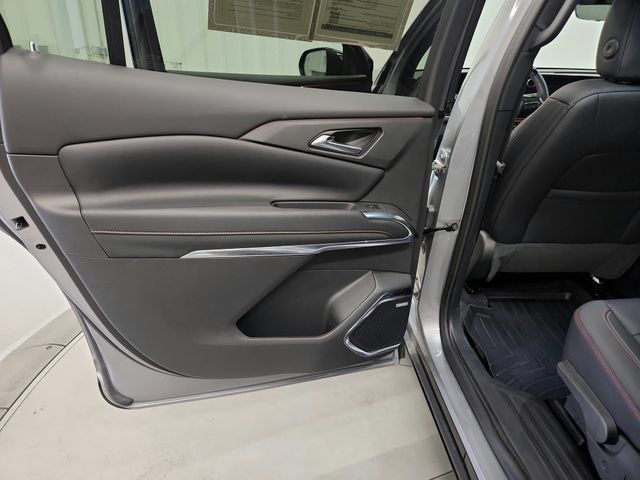 Used 2025 Chevrolet Traverse RS FWD image 25