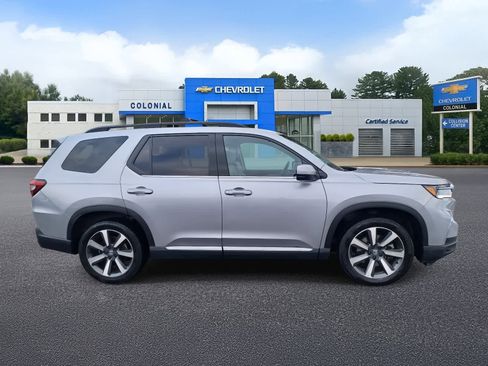 Used 2023 Honda Pilot Touring image 3