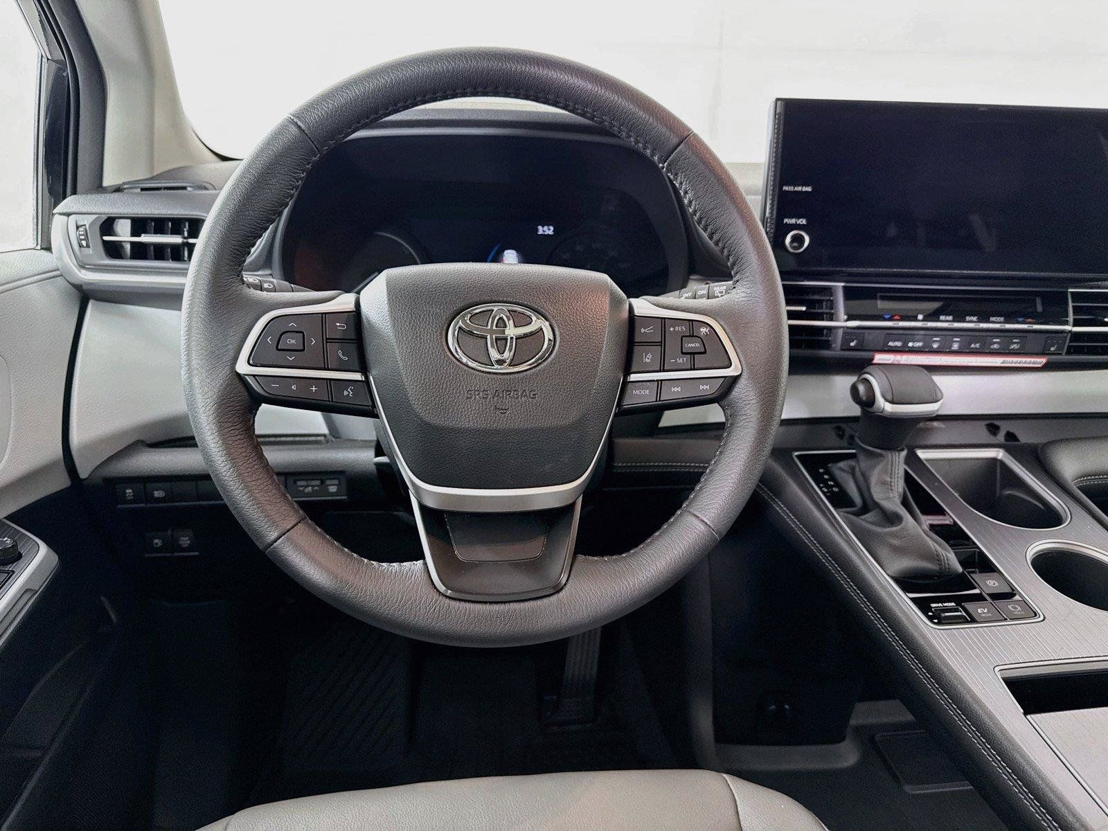 Certified 2026 Toyota Sienna XLE FWD image 32