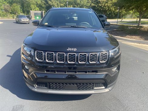 Used 2025 Jeep Compass Latitude w/ Altitude Special Edition AWD/4WD image 3