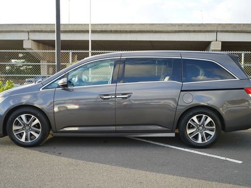 Used 2015 Honda Odyssey Touring image 2