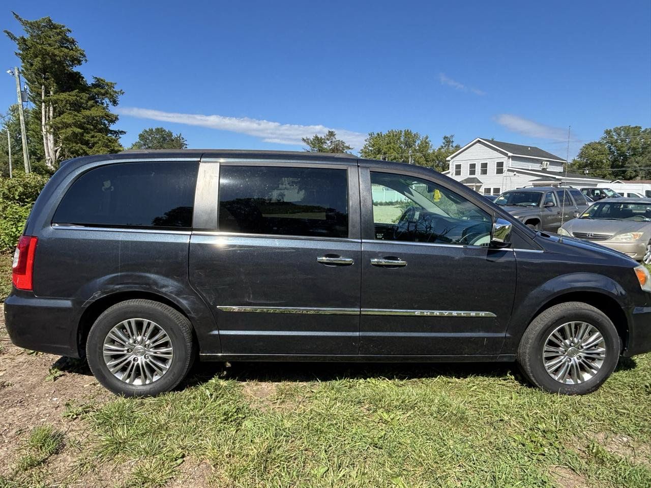 Used 2014 Chrysler Town & Country Touring-L w/ Driver Convenience Group FWD image 4