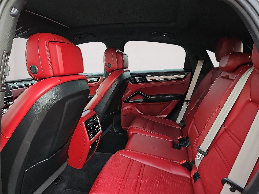 Used 2023 Porsche Cayenne Platinum Edition AWD/4WD image 18
