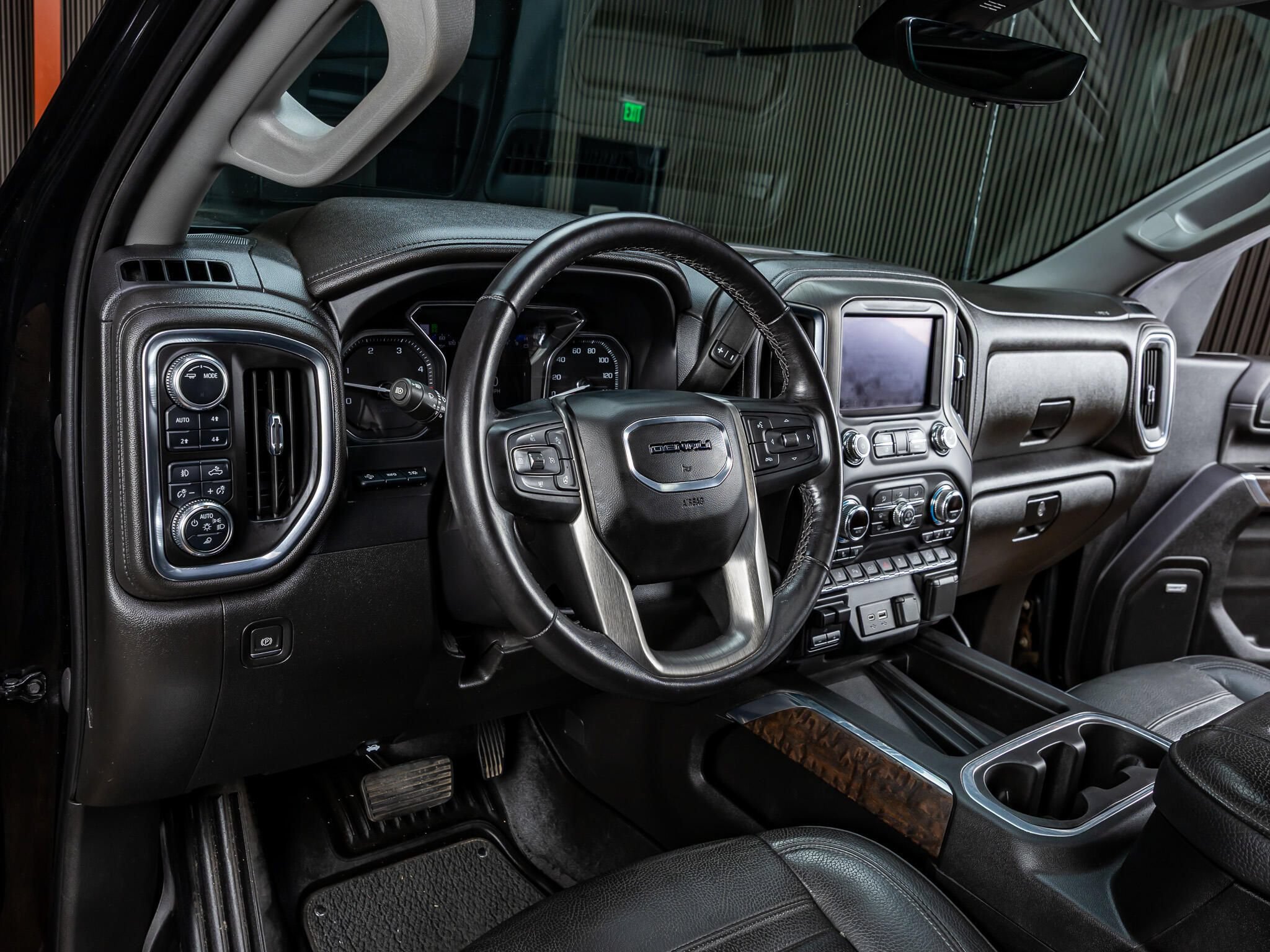 Used 2022 GMC Sierra 2500 Denali w/ Denali Black Diamond Edition AWD/4WD image 16