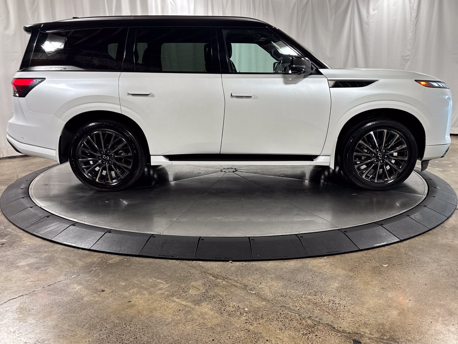 Certified 2026 INFINITI QX80 Autograph w/ Premium Cargo Package AWD/4WD image 9