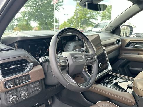 Used 2026 GMC Yukon Denali Ultimate w/ LPO, Illumination Package AWD/4WD image 10