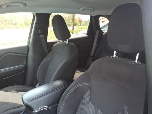 Used 2019 Jeep Cherokee Latitude w/ Popular Appearance Group AWD/4WD image 5