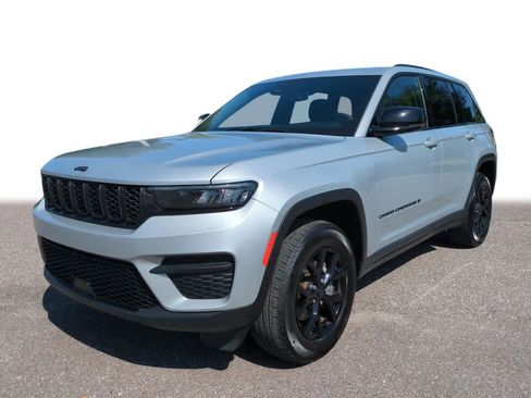 Used 2025 Jeep Grand Cherokee Altitude AWD/4WD image 1