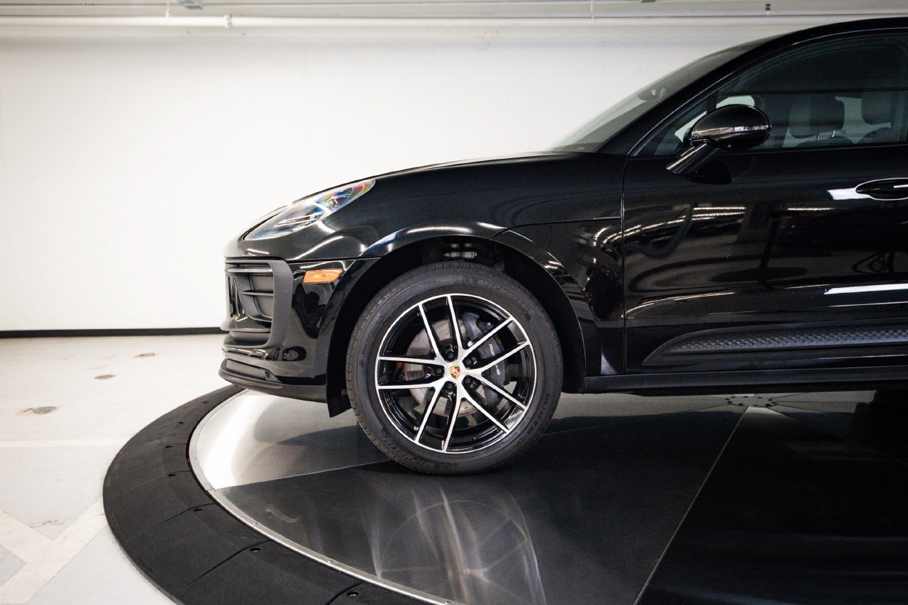 Certified 2024 Porsche Macan AWD/4WD image 12