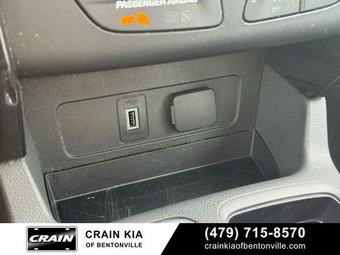 Used 2017 Ford Escape Titanium image 19