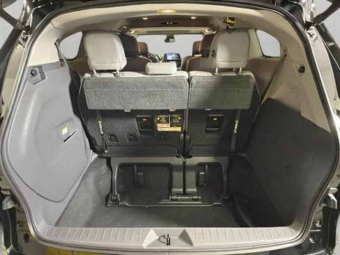 Used 2021 Toyota Sienna Limited FWD image 31