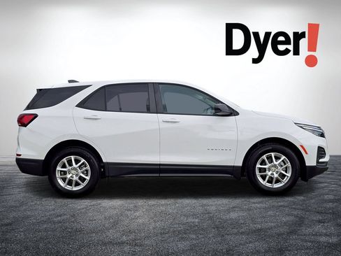 Used 2024 Chevrolet Equinox LS w/ LS Convenience Package FWD image 2