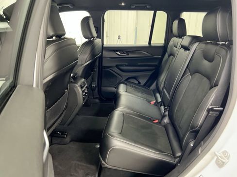 Used 2025 Jeep Grand Cherokee Altitude AWD/4WD image 22