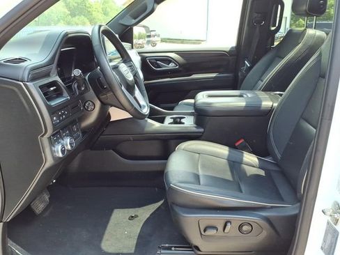Used 2023 GMC Yukon XL SLT w/ SLT Premium Package AWD/4WD image 9