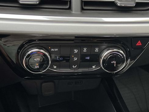 Used 2024 Chevrolet Trax LT w/ Driver Confidence Package FWD image 19