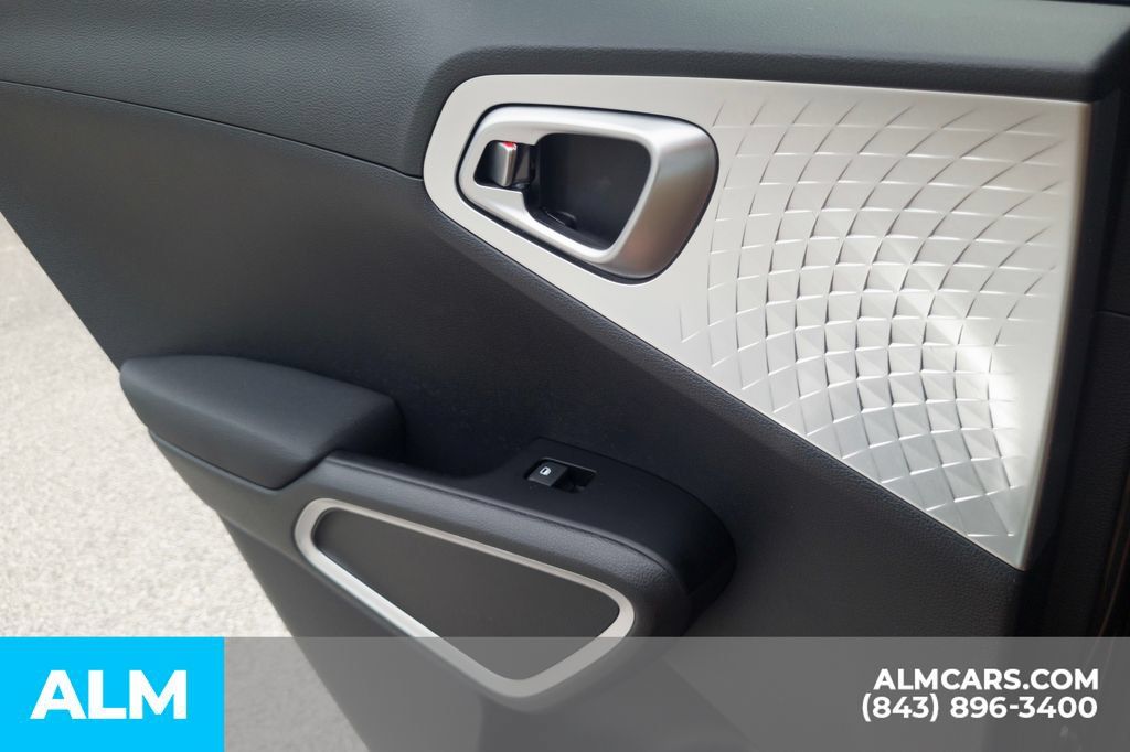 Used 2025 Kia Soul LX w/ LX Technology Package FWD image 22
