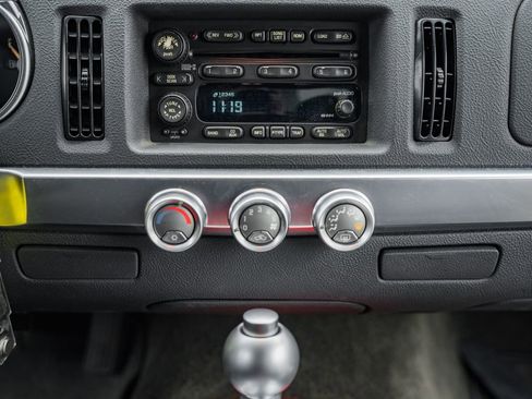 Used 2003 Chevrolet SSR w/ Preferred Equipment Group image 22