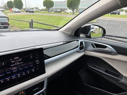 Used 2025 Volkswagen Taos SE image 36