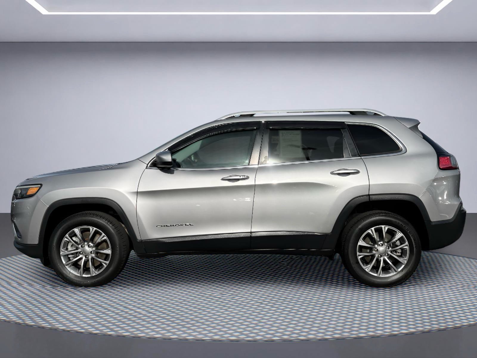 Used 2019 Jeep Cherokee Latitude Plus w/ Cold Weather Group AWD/4WD image 3