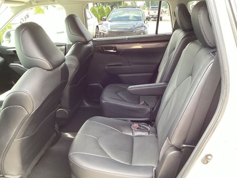 Used 2023 Toyota Highlander Limited FWD image 14