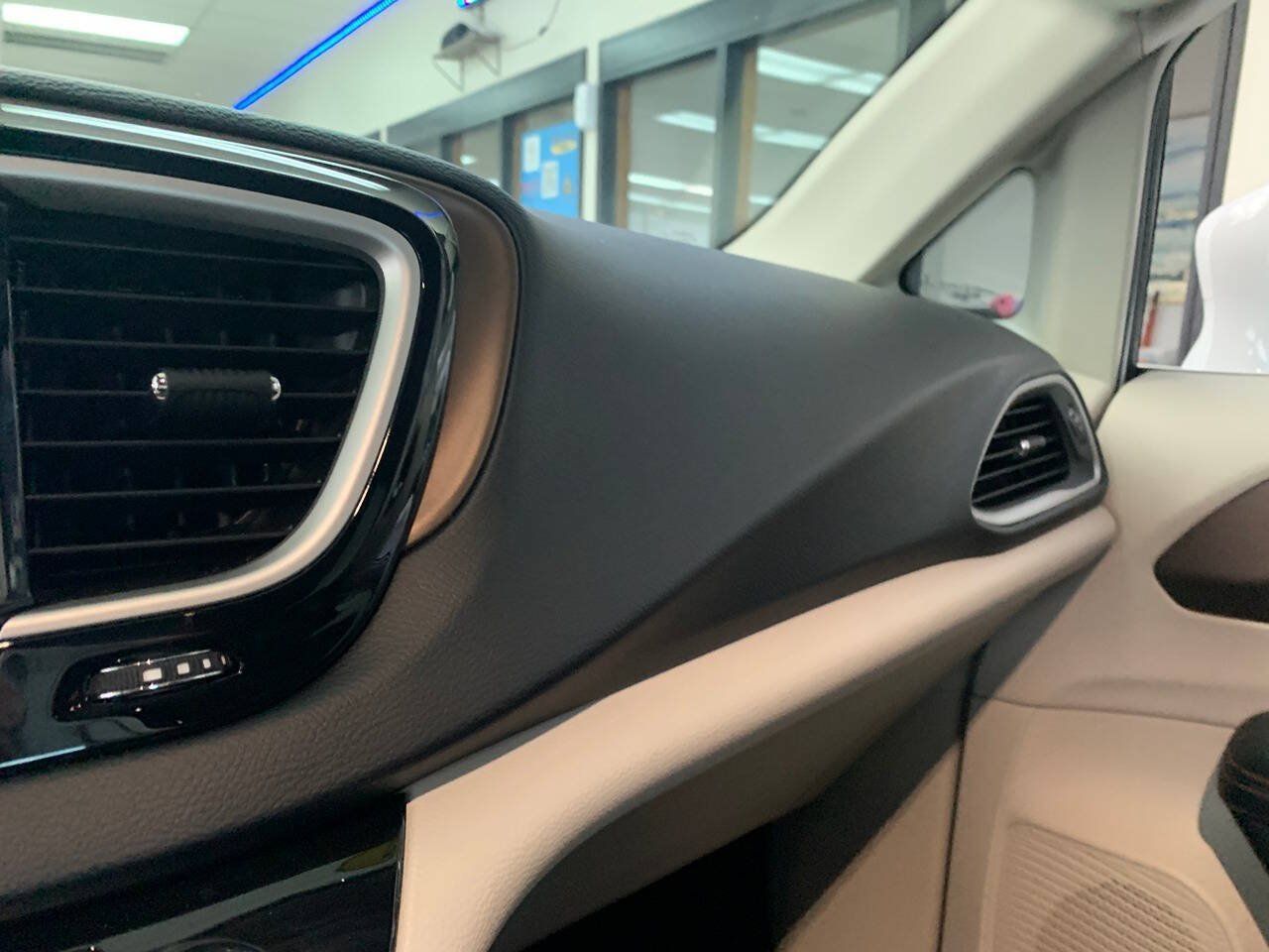 Used 2017 Chrysler Pacifica Touring-L FWD image 20