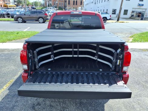 Used 2018 Toyota Tacoma TRD Sport AWD/4WD image 10