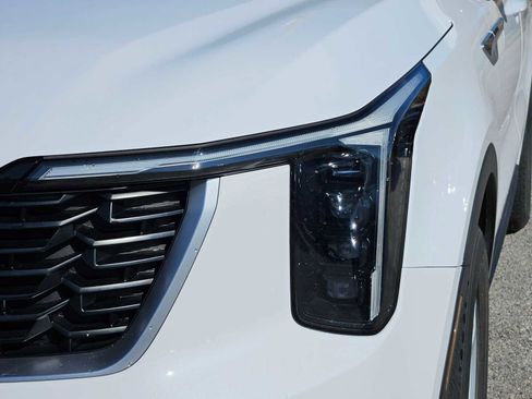 Certified 2025 Kia Sorento LX image 10