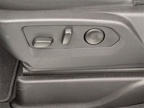 Used 2025 Chevrolet Suburban Z71 image 14