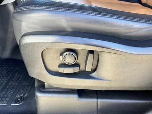 Used 2023 Land Rover Defender 110 X-Dynamic SE image 24