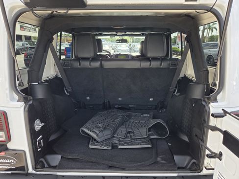 Used 2017 Jeep Wrangler Unlimited Rubicon AWD/4WD image 17