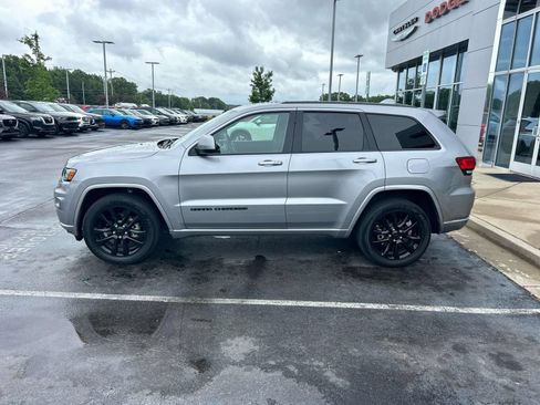 Used 2020 Jeep Grand Cherokee Altitude AWD/4WD image 6