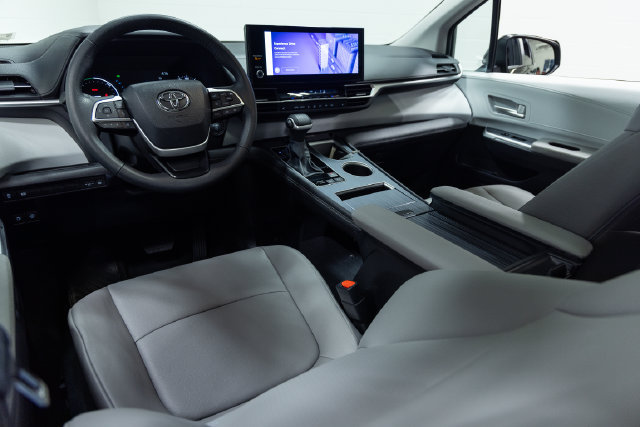 Used 2026 Toyota Sienna XLE FWD image 20