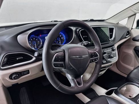 Used 2024 Chrysler Pacifica Touring-L FWD image 10