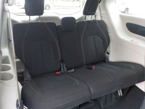 Used 2020 Chrysler Voyager LX image 13