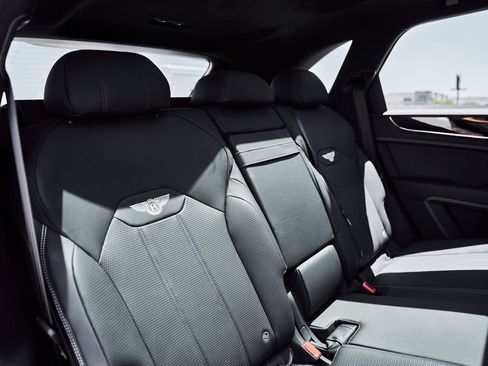 Used 2024 Bentley Bentayga AWD/4WD image 40
