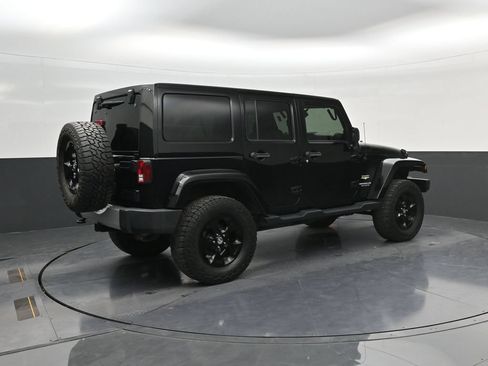 Used 2014 Jeep Wrangler Unlimited Sahara w/ Dual Top Group AWD/4WD image 7