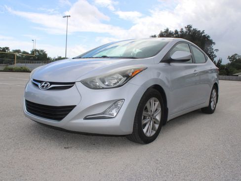 Used 2014 Hyundai Elantra SE w/ Option Group 02 FWD image 3